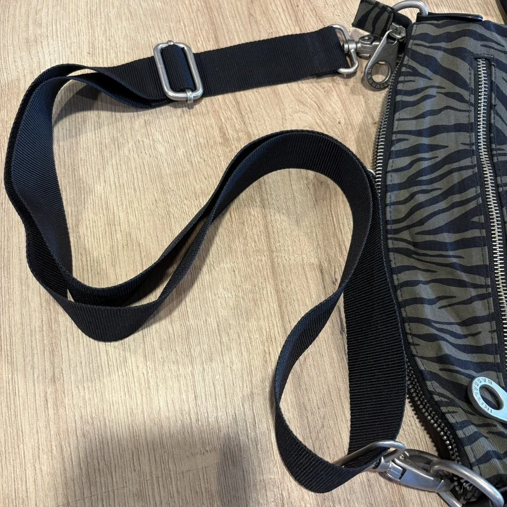 baggallini New Yorker Bagg Two-Zipper Front Crossbody Green/Black travel‎